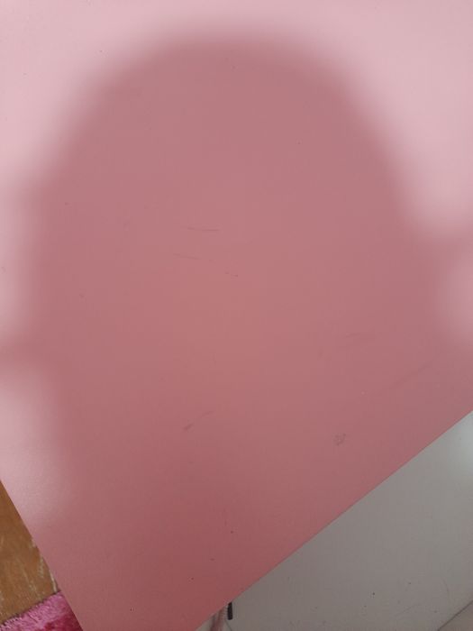 Secretária infantil menina com oferta