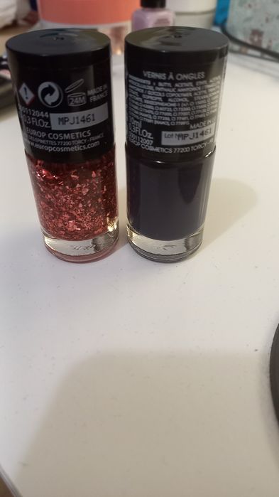 Dwa lakiery do paznokci