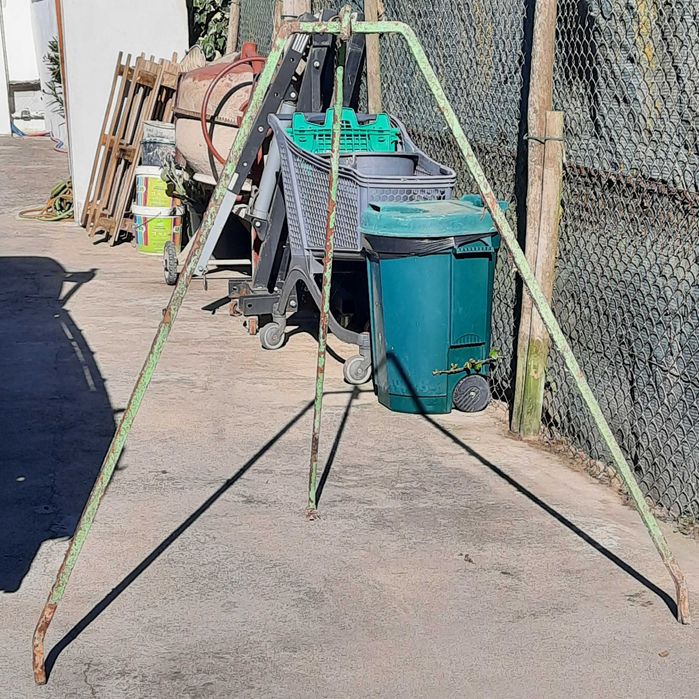 Grade de Proteção para Poço em Ferro com Portão + Tripé Antigo