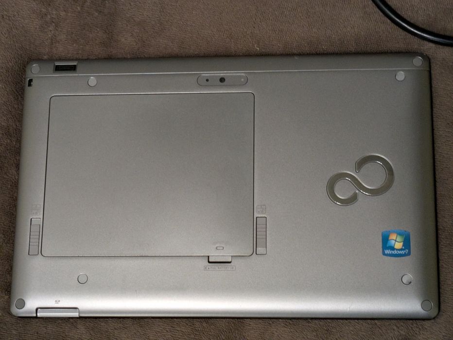 Tablet Fujitsu Stylistic Q572 + Stacja Dokująca + Zasilacz
Idea