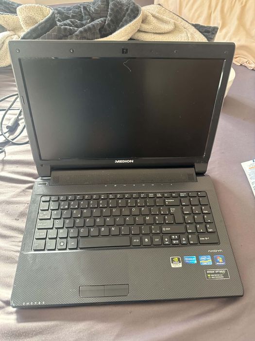 Vendo computador portatil Medion com carregador problema bateria viciada