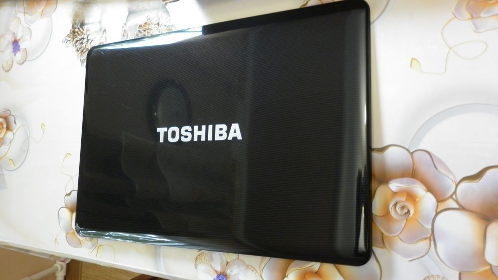 Крышка корпуса Toshiba 505,500 ( матрицы, тачпада , верхняя )
