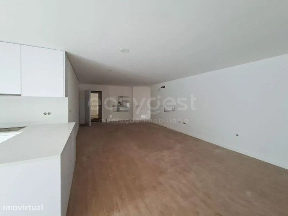 Apartamento T1 com Terraço e lugar de garagem situado em Esgueira