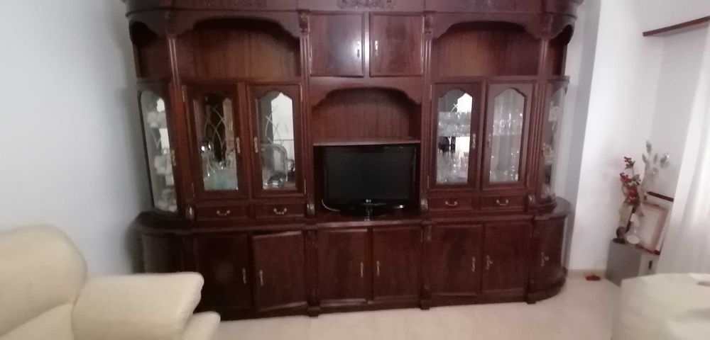 Móvel de sala com Cristaleira em cerejeira