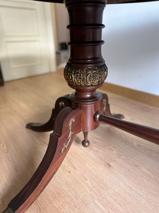 Mesa de jantar estilo inglês com pés trabalhados