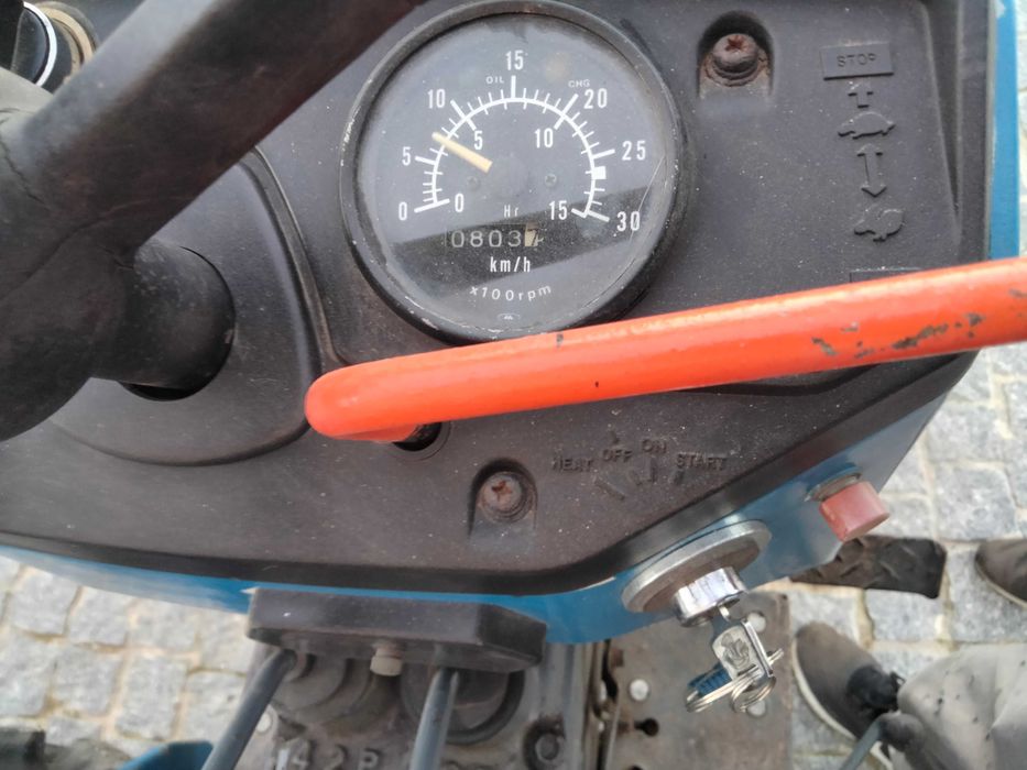 Trator Mitsubishi sem matrícula com alfaias