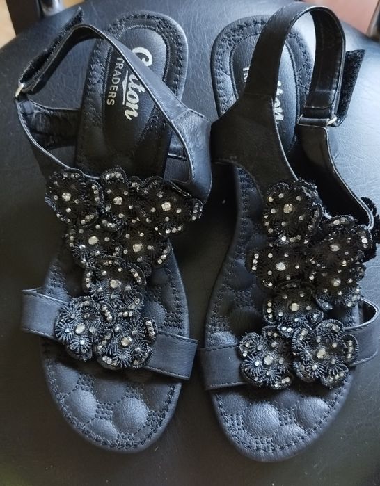 Sandałki na koturnie ze zdobieniami