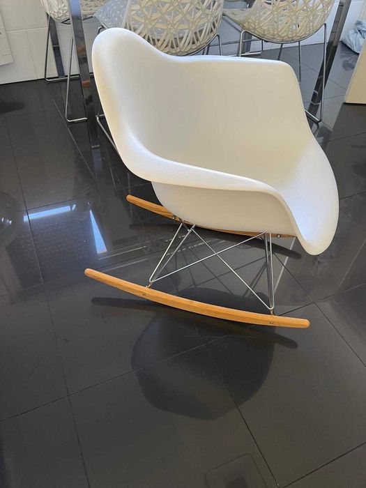 Cadeira de balanço Eames RAR branca