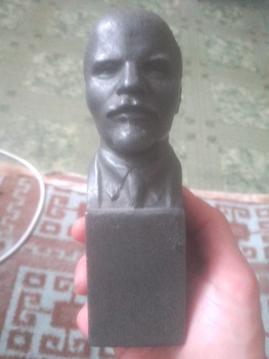 Бюст вождя Леніна