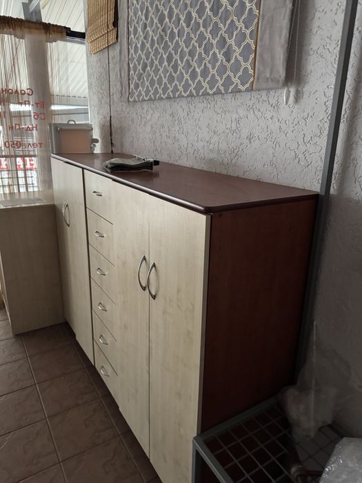 Меблі  в доброму стані для магазину,офіса
