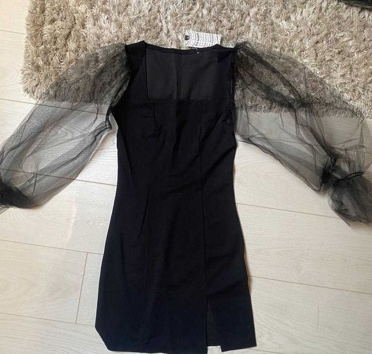 Элегантное черное мини-платье с пышными рукавами из органзы и разрезом
