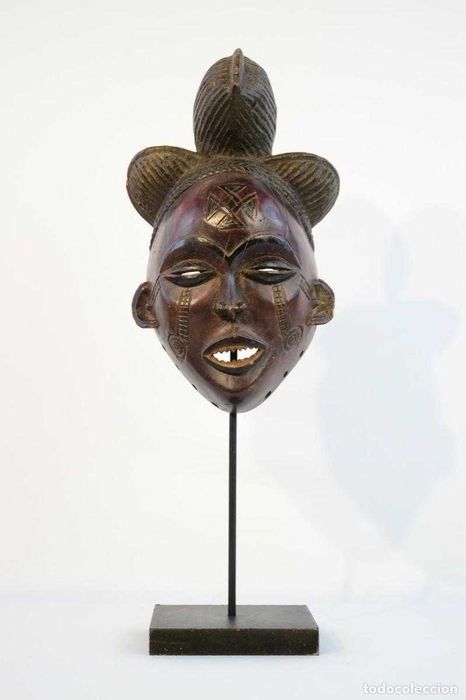Máscara feminina Chokwe/Tshokwe Mwana Pwo em madeira