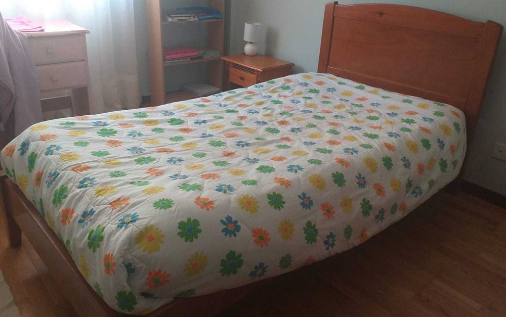 Cama de solteiro - Bom estado.
