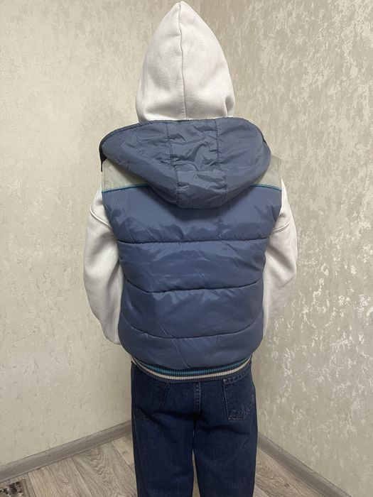 Тепла жилетка на хлопчика 8 років р. 128 камізелька