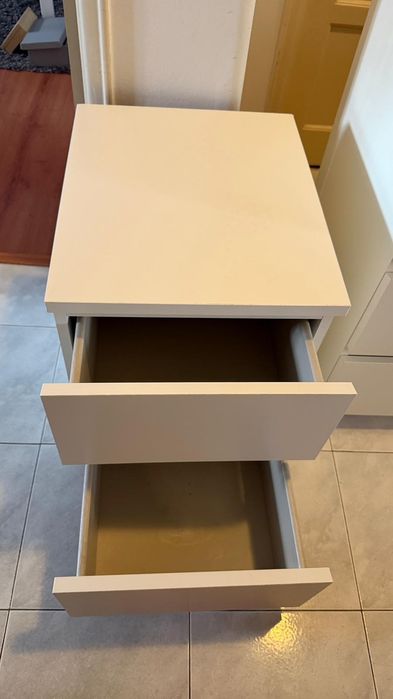 2 cómodas com gavetas
