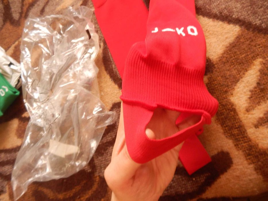 Wyprzedaż->getry piłkarskie jako czerwone ściągacze na dole