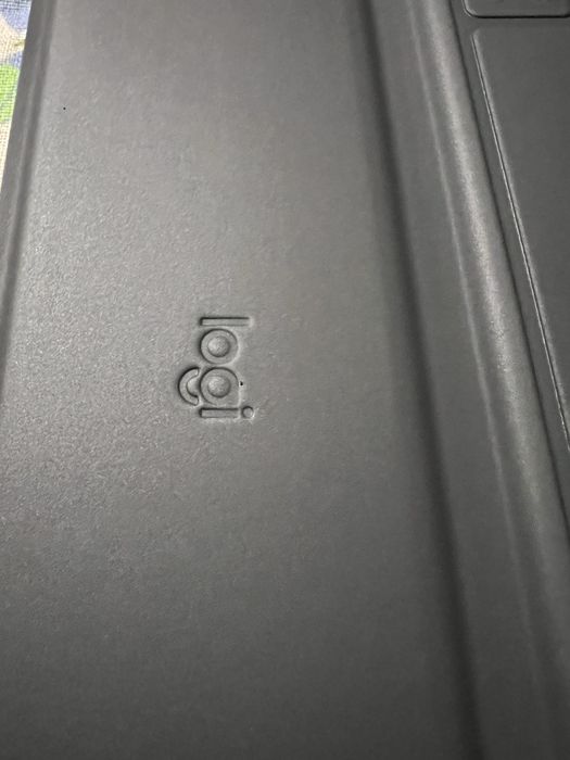 Na studencką kieszeń LOGITECH RUGGED FOLIO – ETUI Z KLAWIATURĄ DO iPad-a 9 gen. 8, 7