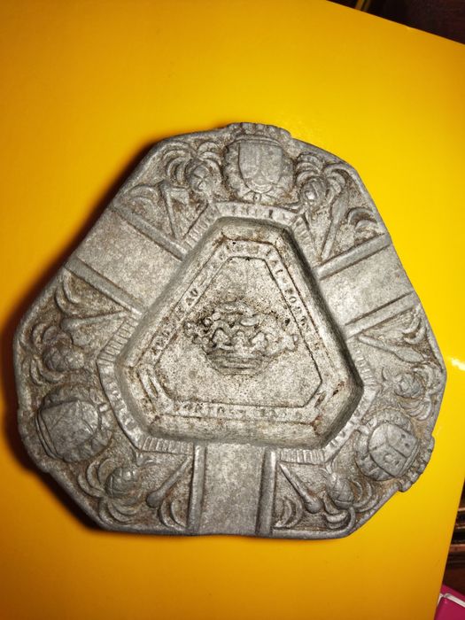 Cinzeiro muito antigo