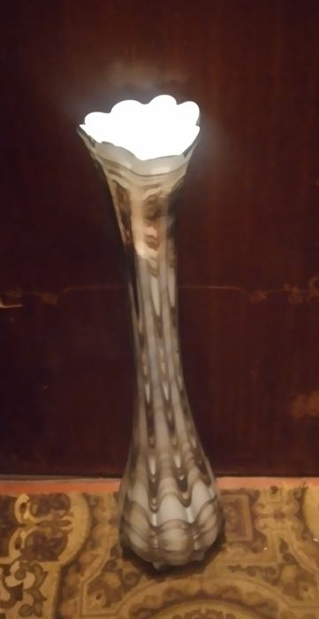 Скляна підлогова ваза