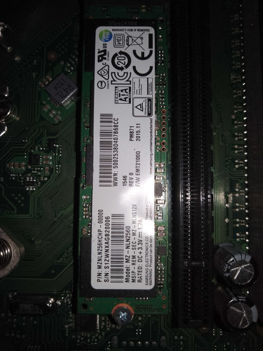 Komputer z monitorem