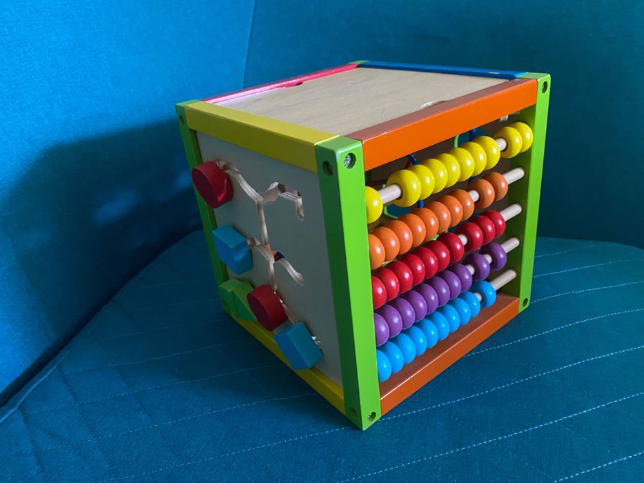 Cubo de actividades didático em madeira