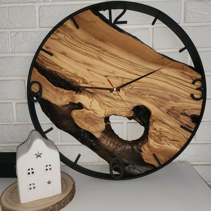 Zegar ręcznie robiony z drewna oliwkowego