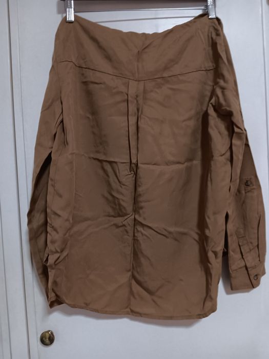 Camisa castanha c/ bolsos