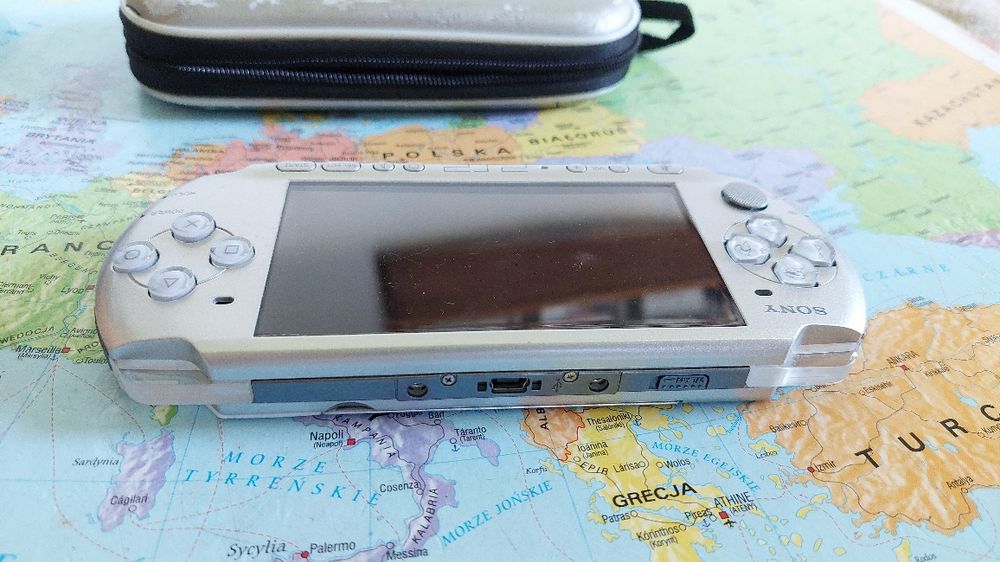 Konsola sony psp 3006 (3004) Mystic Silver 4gb 19 gier
