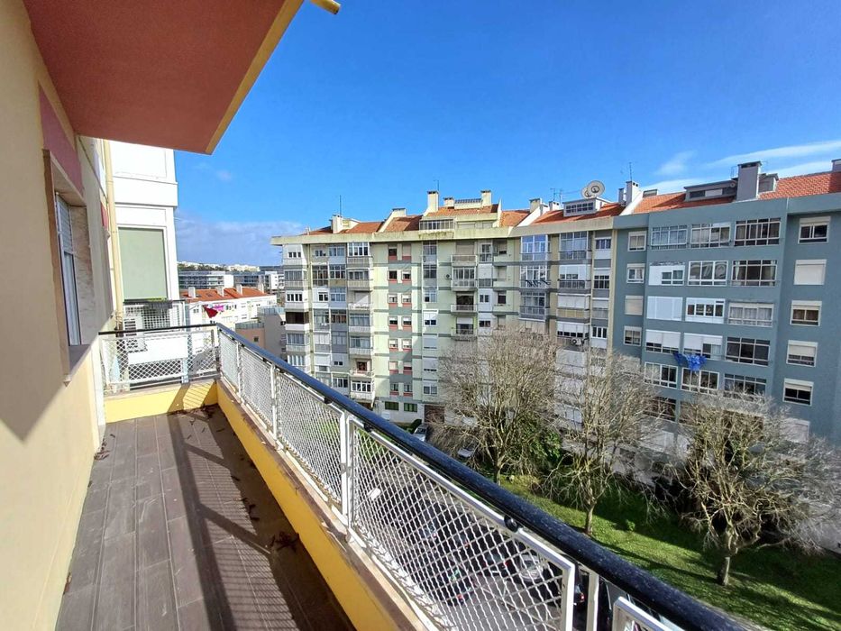 Apartamento T3 Remodelado – Duas Frentes, Suite e Varandas – Benfica