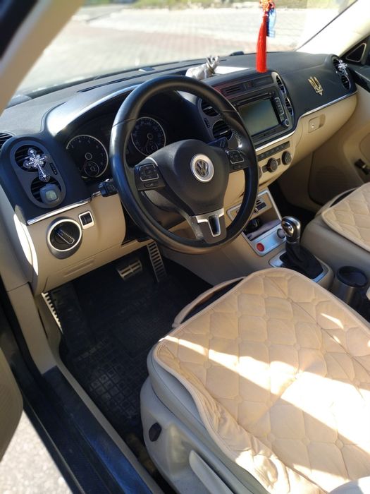 Автототранспорт Фольксваген-Тигуан серебристо серого цвета