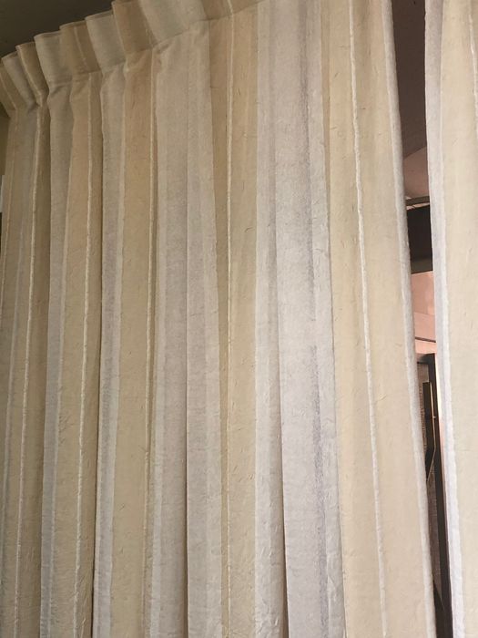 Dois cortinados em organza