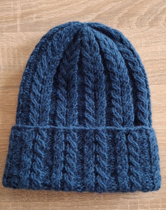 Жіноча шапка ручної роботи.