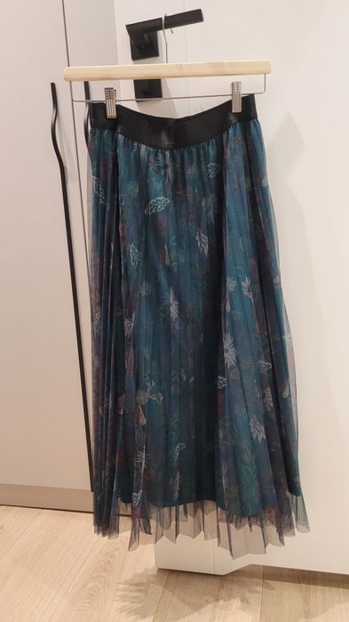 Tiulowa plisowana spódnica w kwiatowy nadruk