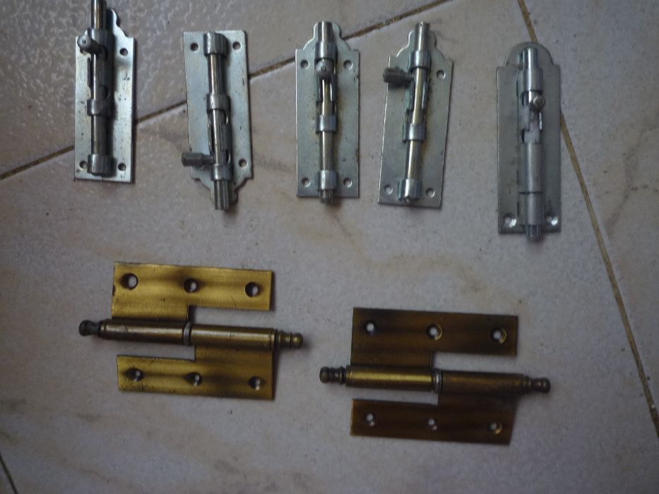 5 Fechos/Ferrolhos e 2 dobradiças portas de madeira