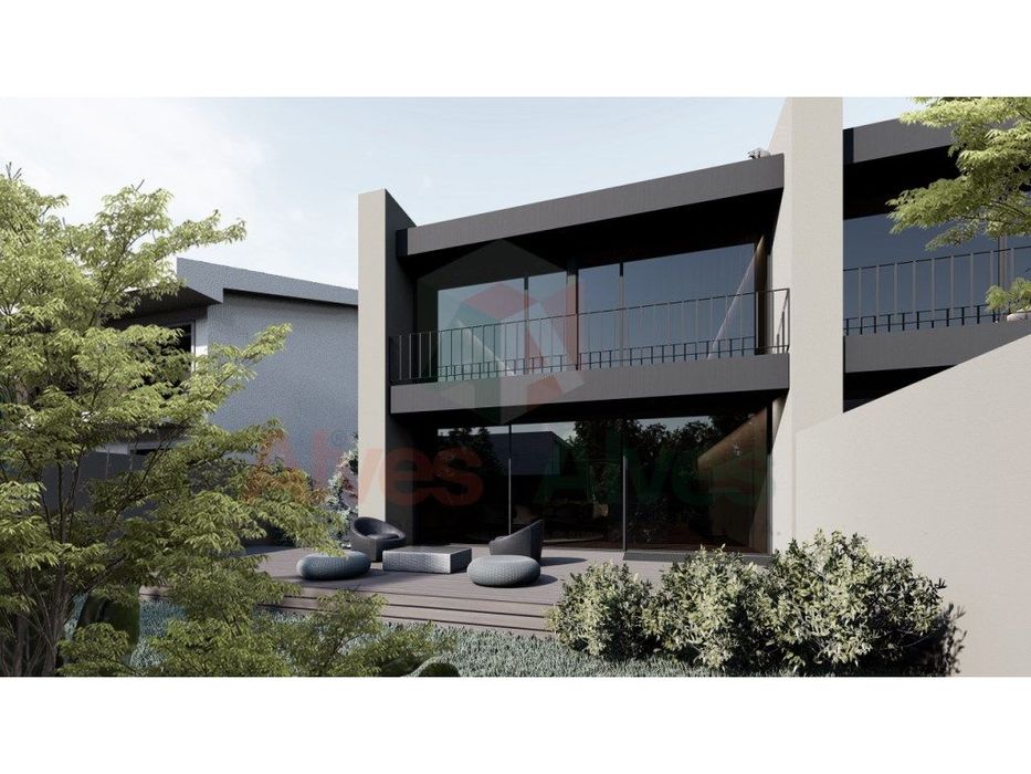 Moradia - 3 Frentes - Em construção - S. Pedro da Cova