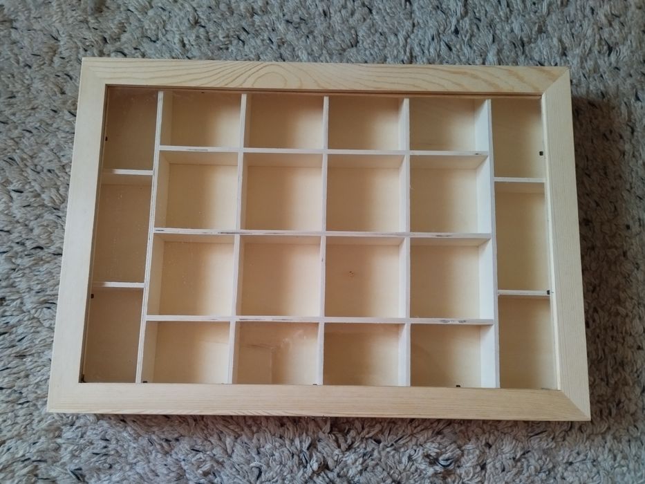 Caixa de madeira com tampa de vidro e 22 compartimentos