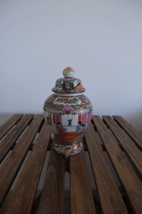 Asian Style Porcelain Vase426579568656404480