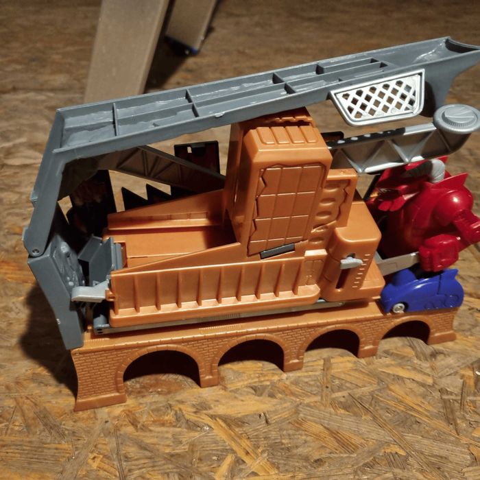 Tor Hot Wheels miasto z robotem