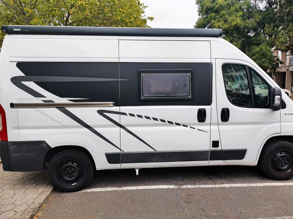 Campervan moderna e compacta e bem equipada – liberdade total para 4 pessoas
