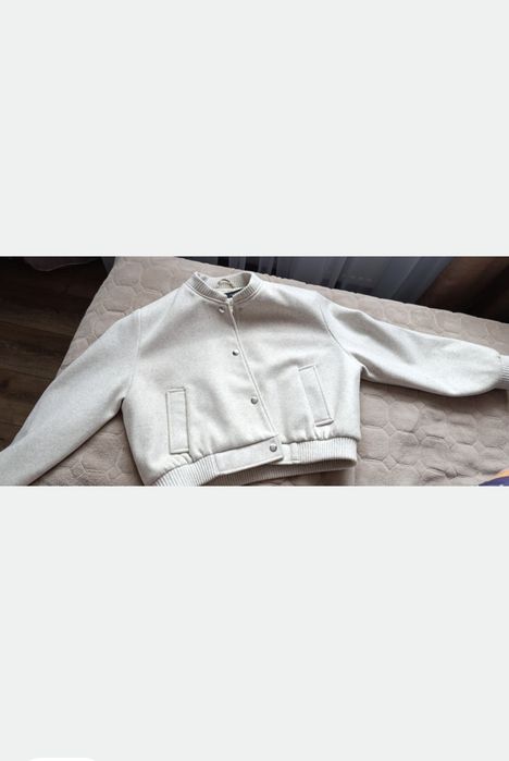 Бомбер Zara молочного кольору М-Л