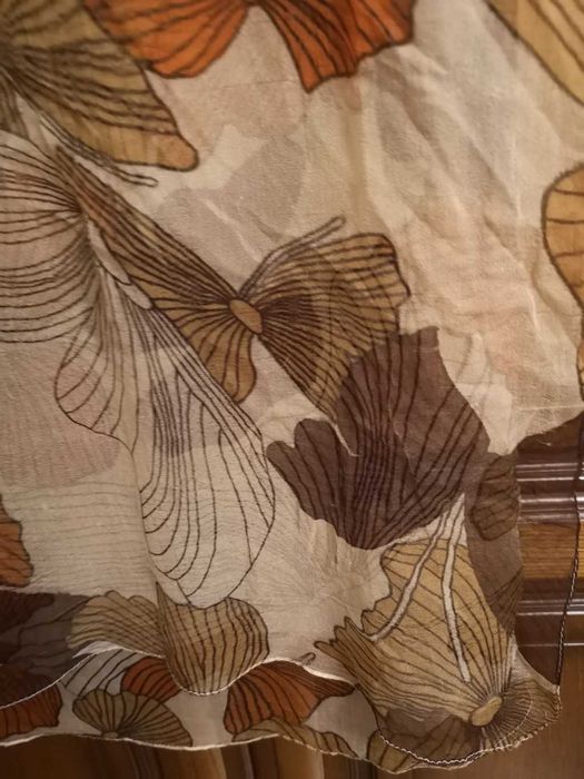 Damski prześwitujący szalik z kwiatami (sztuczny jedwab)