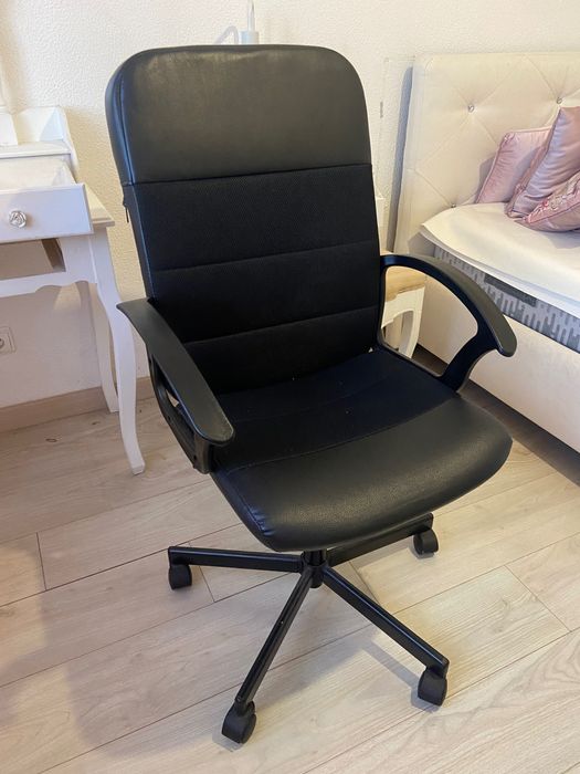 Cadeira de escritório semi-nova