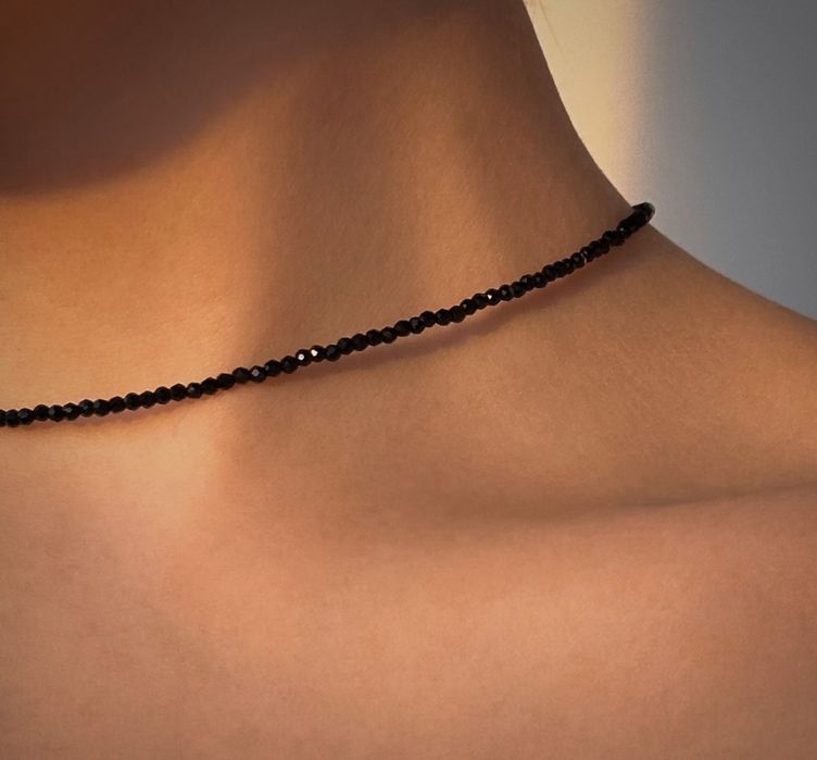 Чокер, кольє, прикраса на шию з ювелірної шпінелі