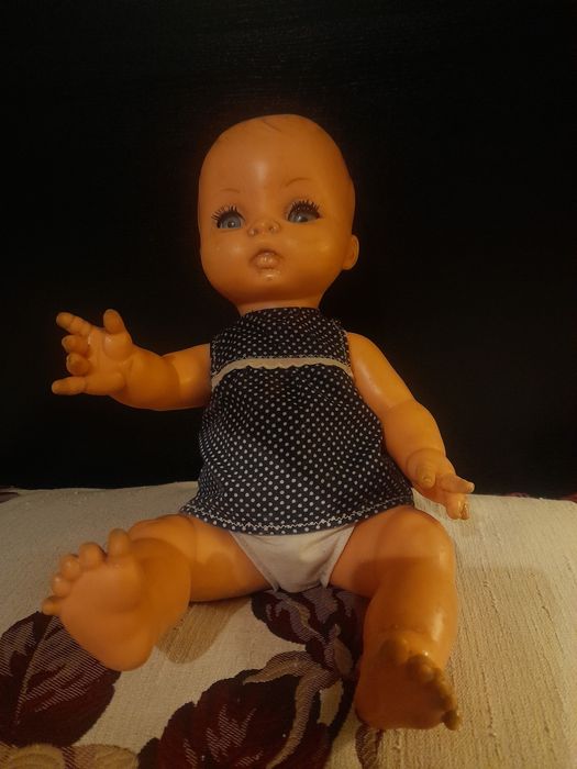 Boneca antiga de plástico