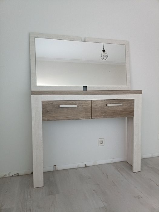 Móvel e espelho de entrada