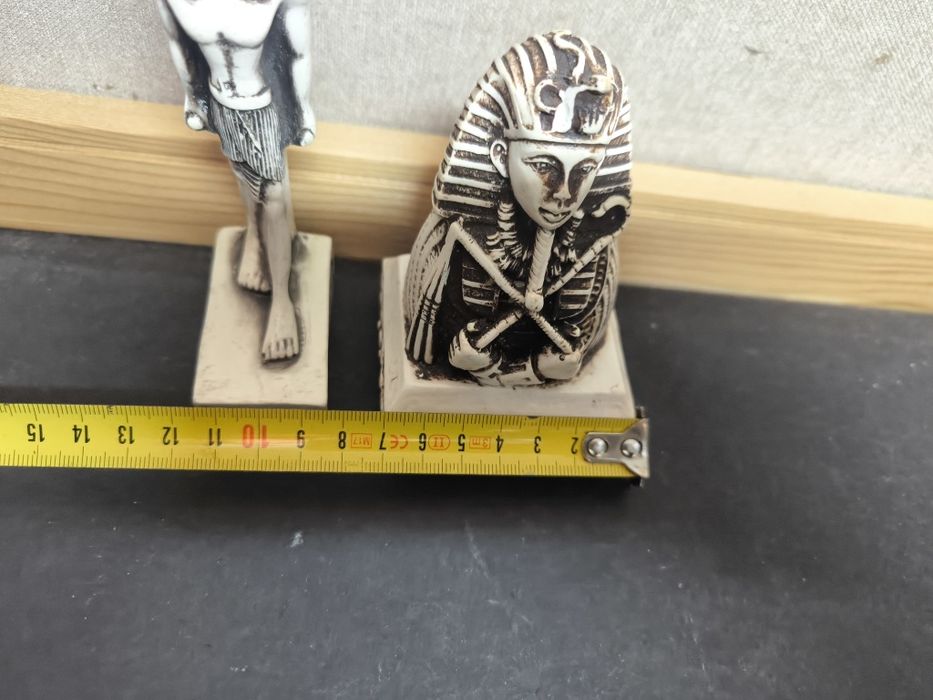 Lote 2 Estatuetas Egípcias Hórus e Fara
Conjunto de duas estatuetas de