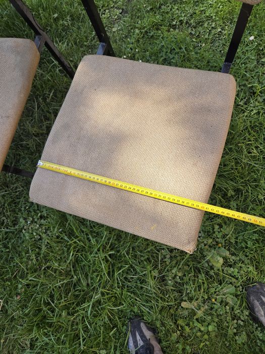 Krzesła solidne. Metalowa konstrukcja.