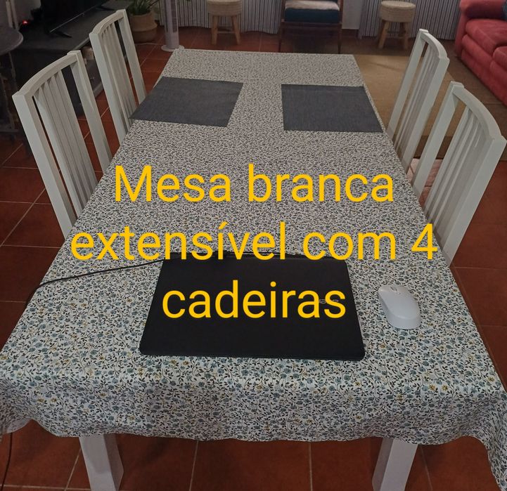 Mesa branca de madeira, extensível com 4 cadeiras incluídas