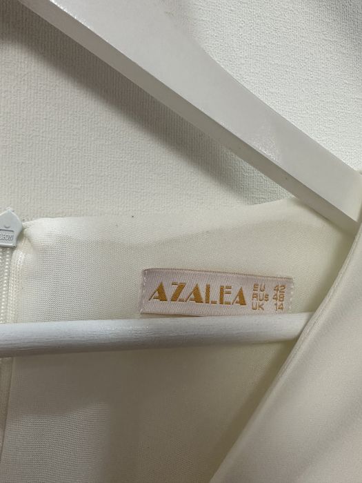 Біла сукня вечірня