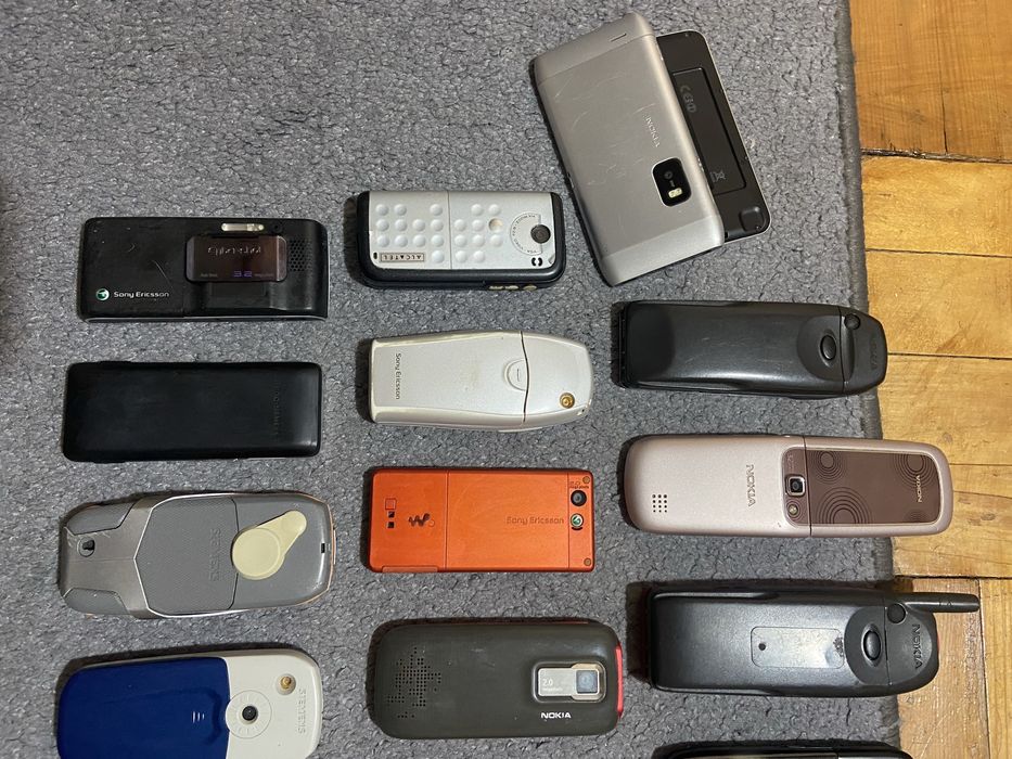 Лот мобильних телефонів